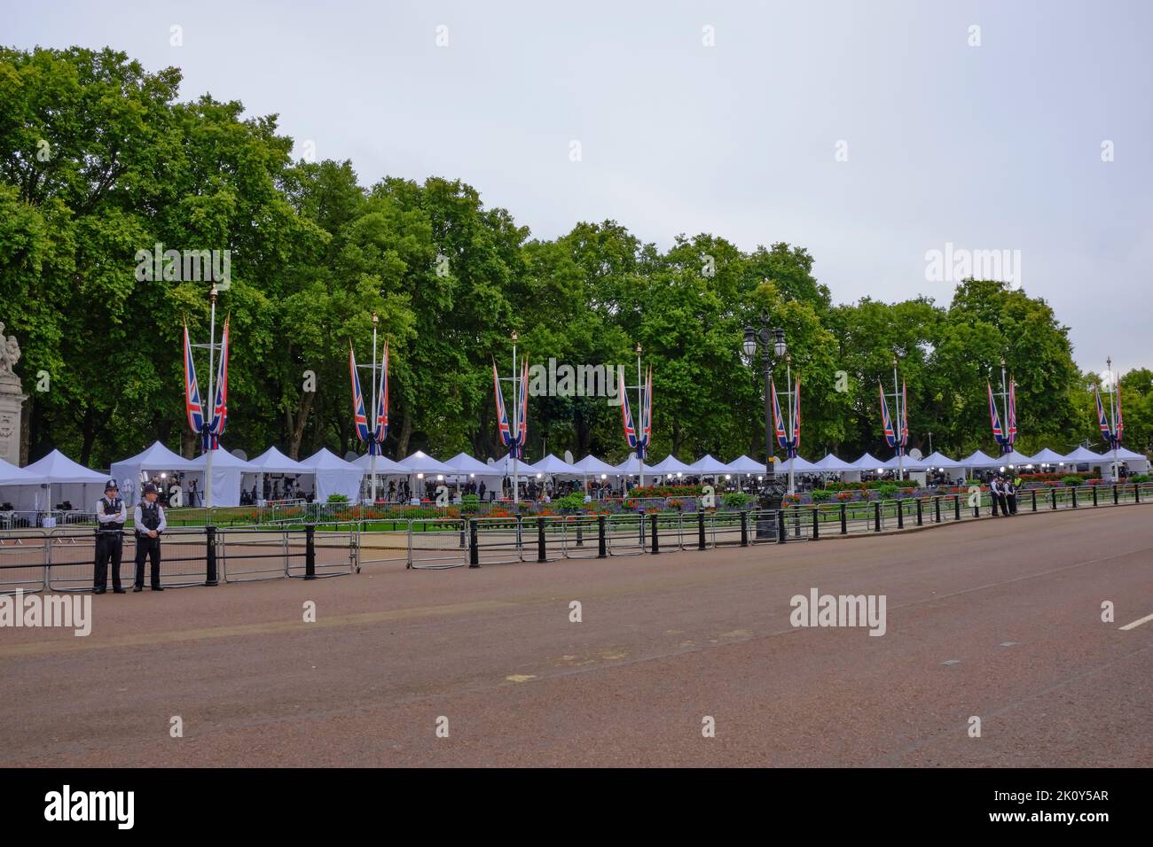 Der Tod Ihrer Majestät Königin Elizabeth II. Bringt die Medien der Welt unter Zelten vor dem Buckingham Palace in London zum Vorliegen Stockfoto