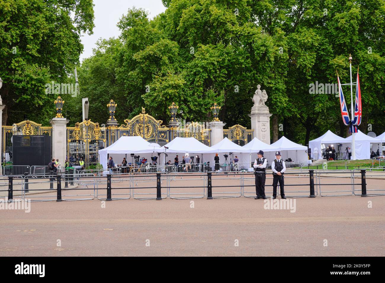 Der Tod Ihrer Majestät Königin Elizabeth II. Bringt die Medien der Welt unter Zelten vor dem Buckingham Palace in London zum Vorliegen Stockfoto