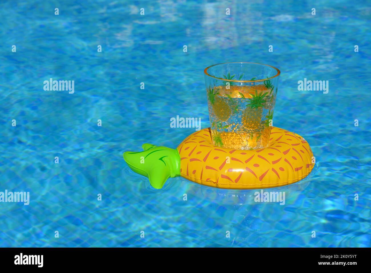 Man drink pool -Fotos und -Bildmaterial in hoher Auflösung - Seite 3 - Alamy