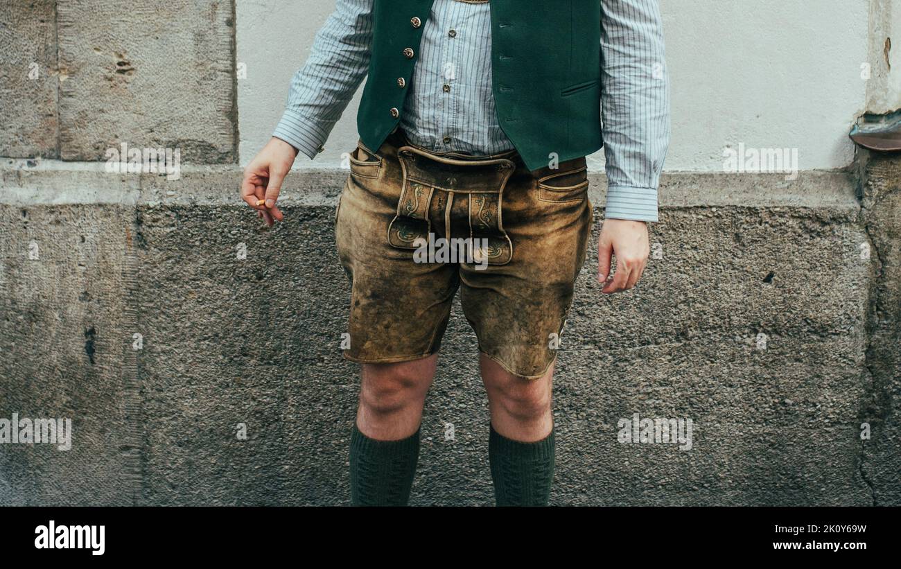 München, Deutschland - Oktober 2021: Person in traditioneller bayerischer Tracht. Oktoberfest. Stockfoto