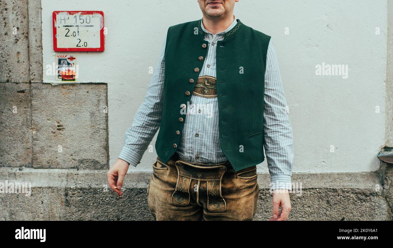München, Deutschland - Oktober 2021: Person in traditioneller bayerischer Tracht. Oktoberfest. Stockfoto