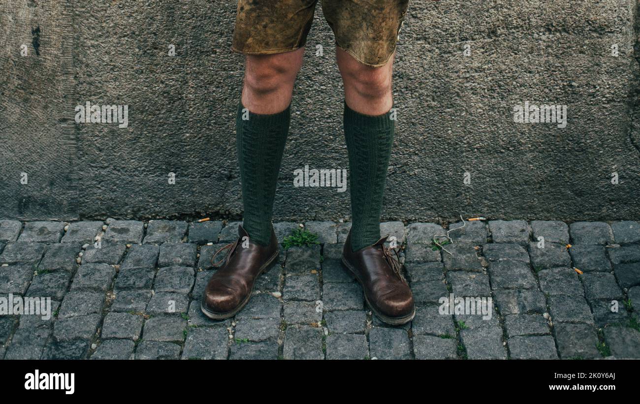 München, Deutschland - Oktober 2021: Füße einer Person in bayerischer Tracht. Oktoberfest. Stockfoto
