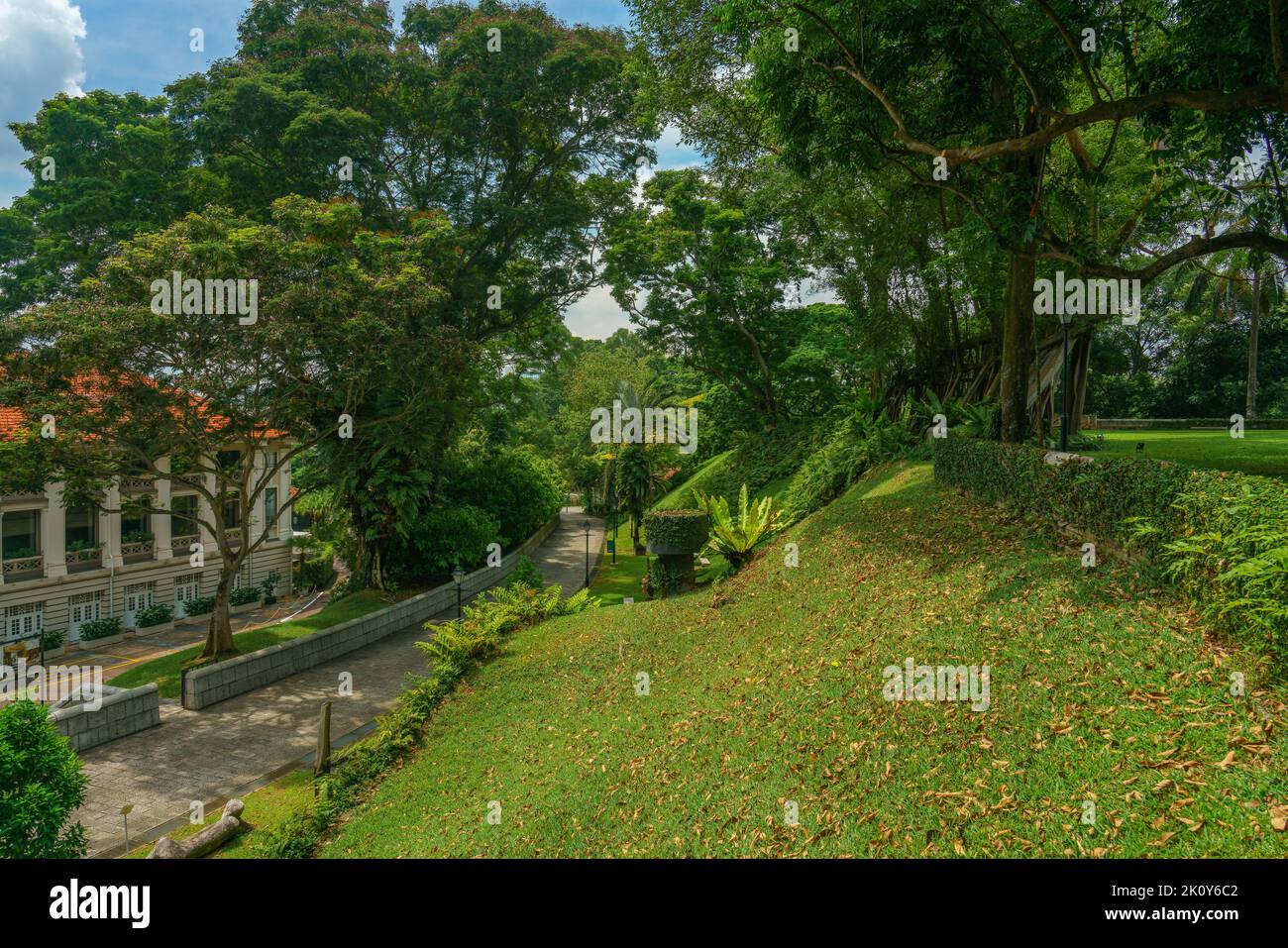 Singapur, 18. Mai 2018: Sehr grüner Park mit einem Gebäude und Gehweg durch das Grün Stockfoto