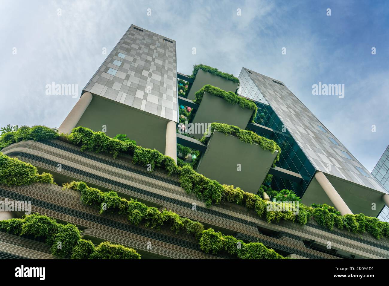 Singapur, 10. Juni 2018: Fassade des Gebäudes mit Blick auf die grüne Anlage Stockfoto