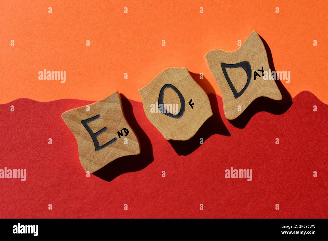 E O D Abkürzung für die Wörter End of Day, Holzbuchstaben isoliert auf rotem und orangefarbenem Hintergrund Stockfoto