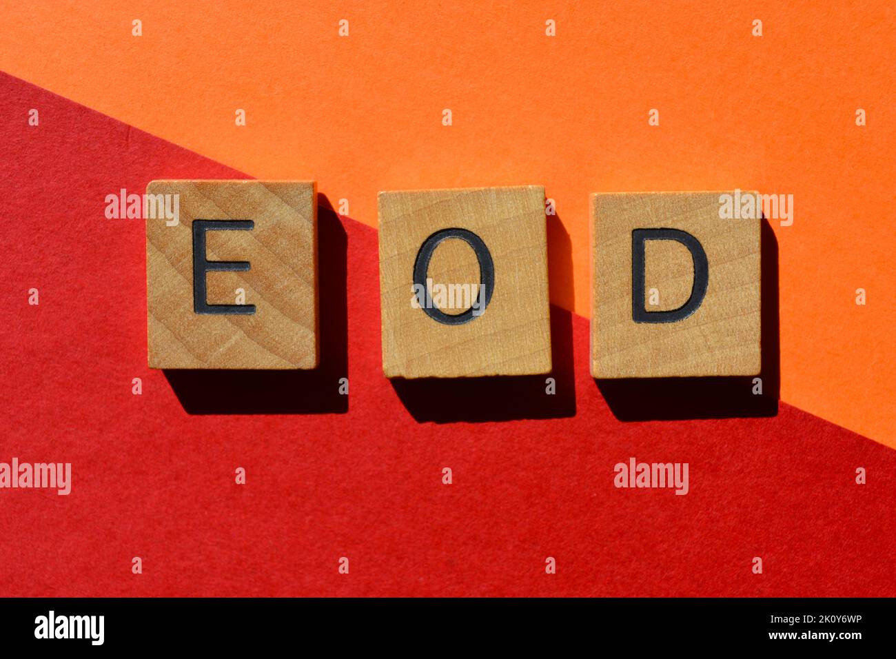 E O D, Abkürzung für End of Day, in Holzbuchstaben, isoliert auf dem Hintergrund Stockfoto
