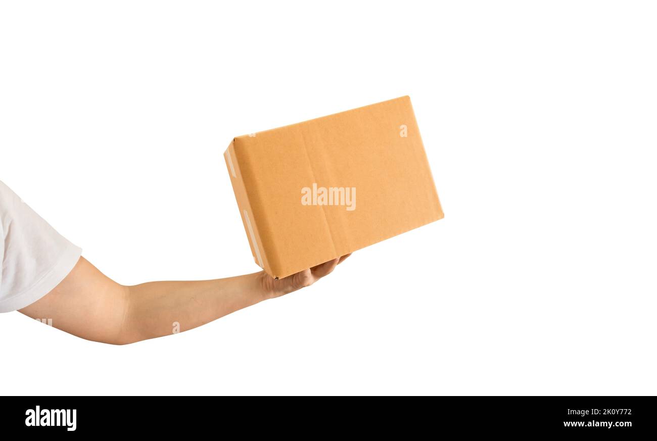 Delivery man Hand hält Paket Karton auf weißem Hintergrund isoliert. Online-Shopping und Lieferung Transport Stockfoto