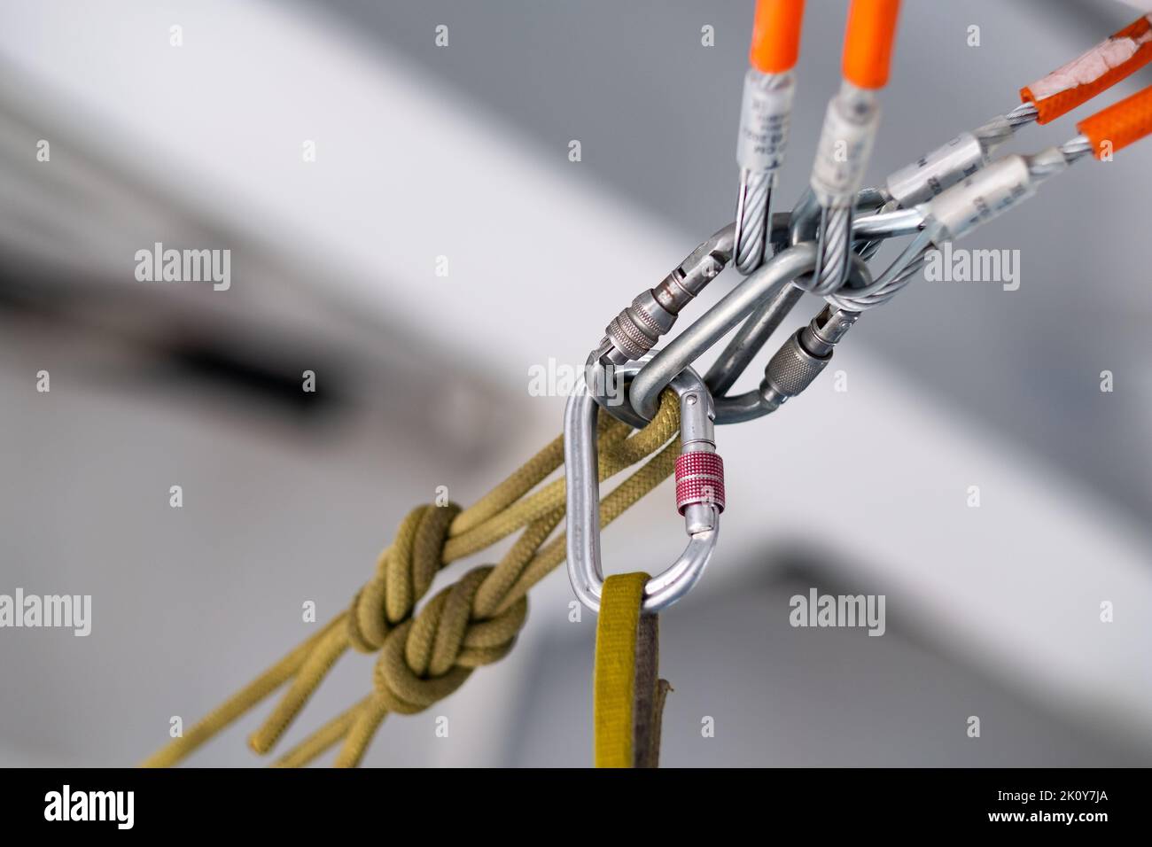 Beladene Kletterstation in einer Industrieanlage. Kletterseil wird mit Karabinern zu Stahlschlingen gebogen. Industrieller Alpinismus. Stockfoto