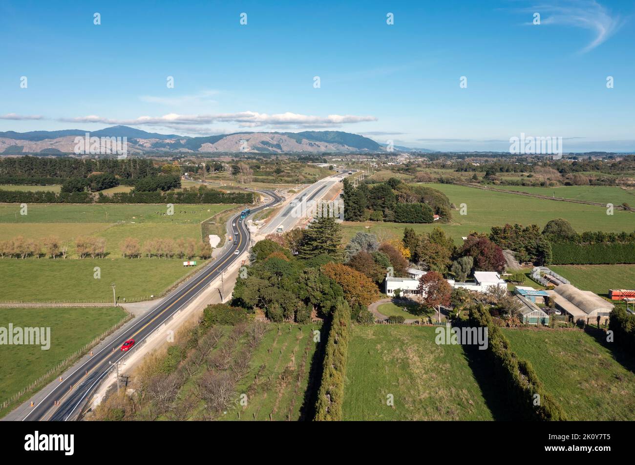 Luftaufnahme des Fortschritts auf der neuen Schnellstraße bei Otaki mit Blick nach Süden auf die bestehende SH1 Stockfoto