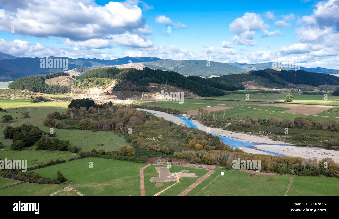 Luftpanorama im Neuseeland vom Ohau River bis zur Tararua Range mit dem Fluss und den Hügeln. Ackerland- und Forstblöcke sind zu sehen Stockfoto