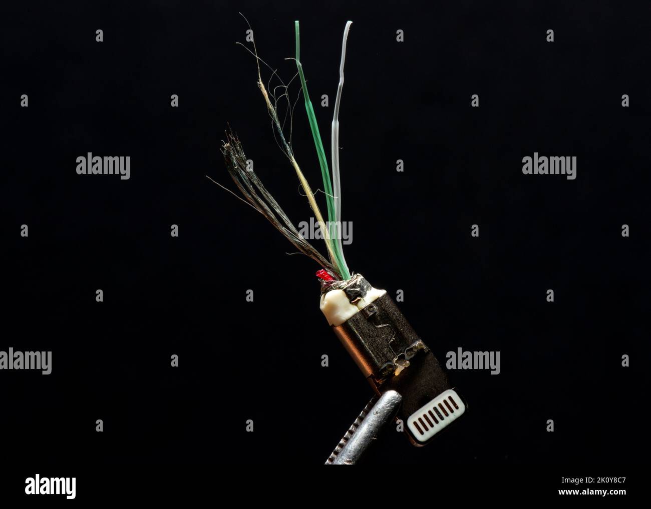 Beschädigtes Netzkabel des Apple iPhone Lightning-Anschlusses Stockfoto