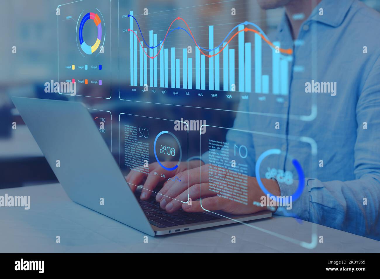 Analyst, der an einem Business Analytics Dashboard mit KPI, Diagrammen und Metriken arbeitet, um Daten zu analysieren und Insight Reports für Führungskräfte und strategische Führungskräfte zu erstellen Stockfoto