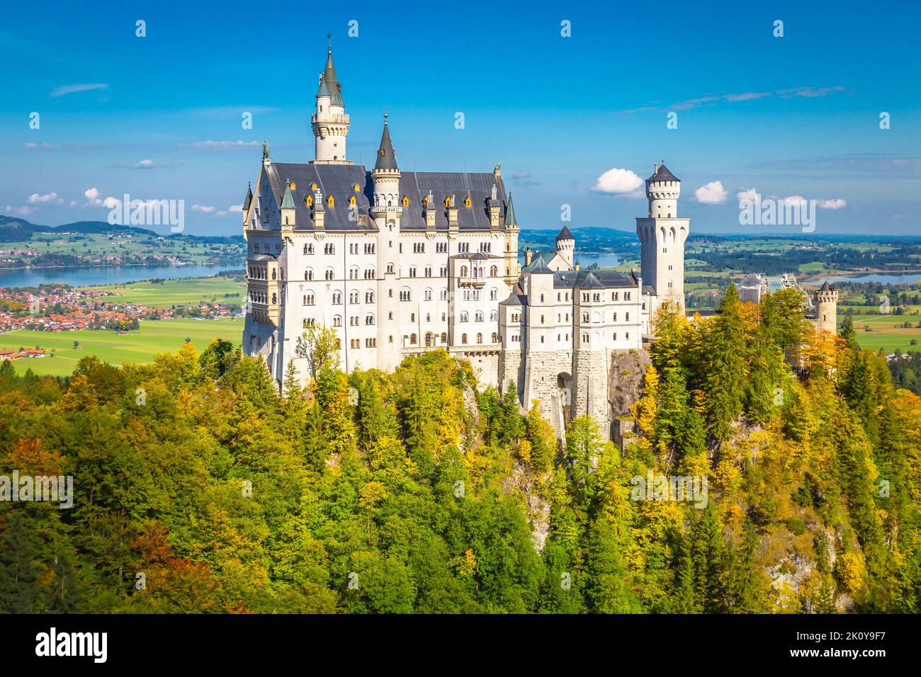 Schloss Neuschwanstein im goldenen Herbst in den bayerischen Alpen, Deutschland Stockfoto