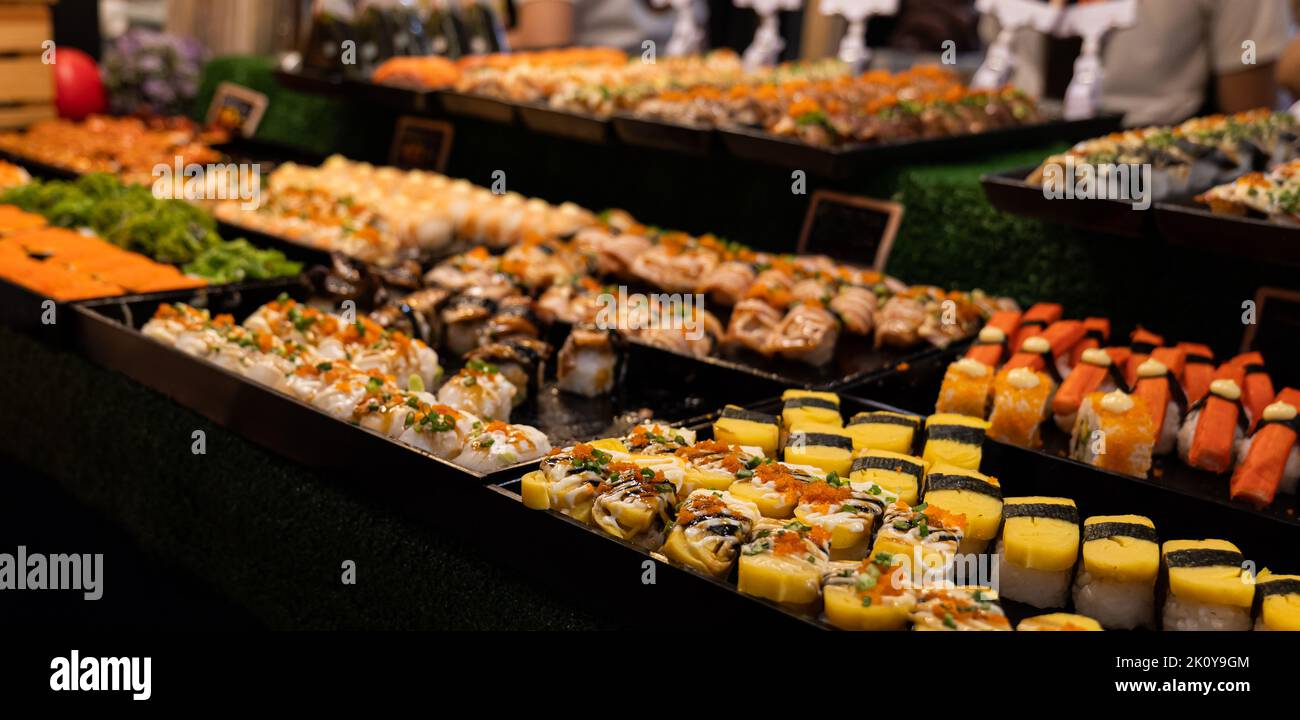 Verschiedene Sushi-Nigiri- und Maki-Sets. Eine Auswahl an japanischem Sushi mit Thunfisch, Krabben, Lachs und Brötchen. Japanisches Essen. Stockfoto