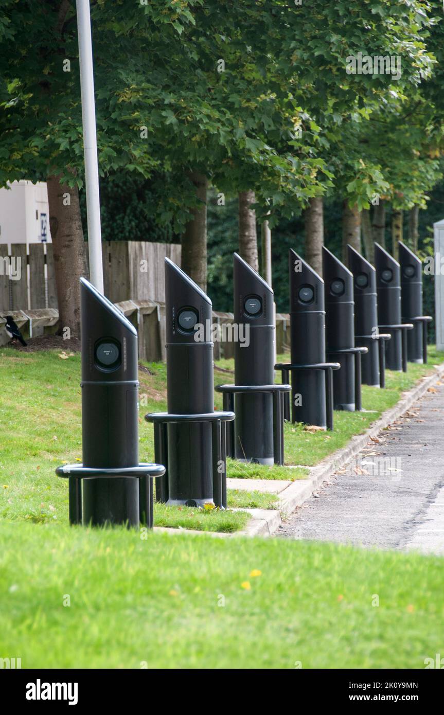 In ganz Großbritannien - Ladestationen für Elektrofahrzeuge, die wie Soldaten auf der Parade stehen. Stockfoto