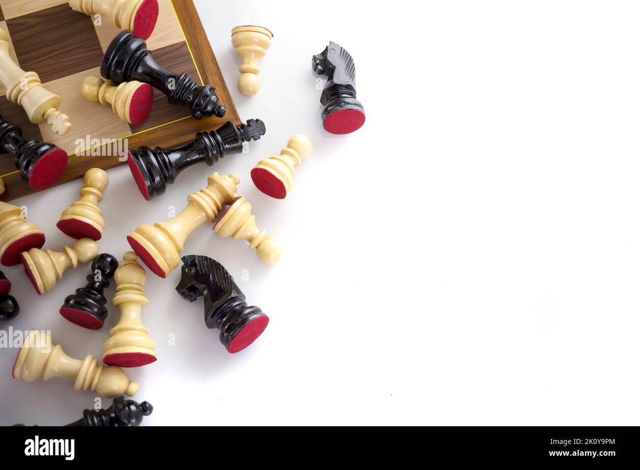 Schachwettbewerbssymbol mit leerem Raum. Schachbrett und Schachfiguren aus Holz auf weißem Hintergrund, Draufsicht Stockfoto