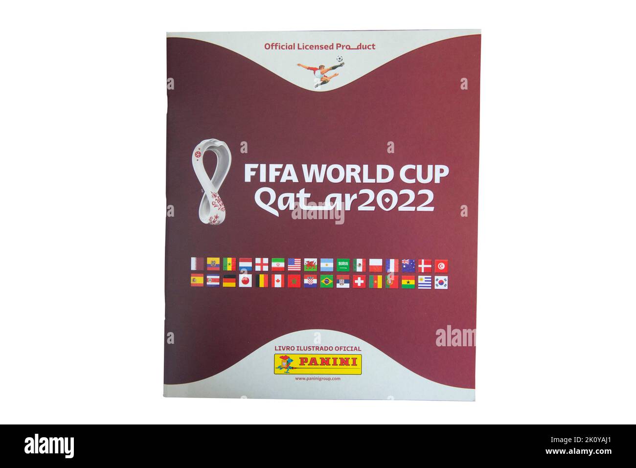 Bauru, Brasilien - 09.12.22: Draufsicht auf Panini Album FIFA World Cup 2022 - Katar auf dem Schreibtisch. Sammleraufkleber von Spielern der WM-Teams - Stockfoto