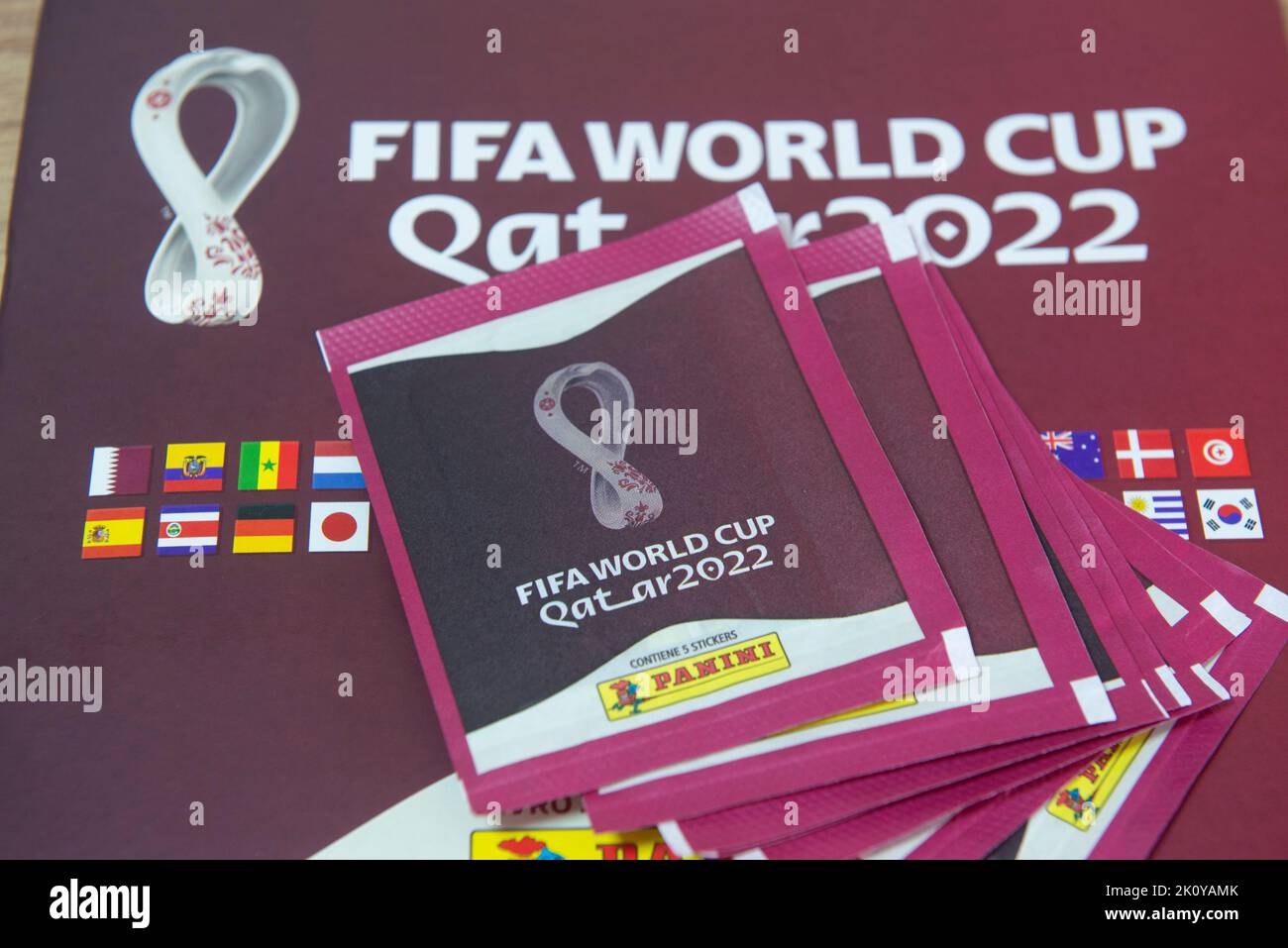 Bauru, Brasilien - SEP 12., 2022: Nahaufnahme des Panini-Albums FIFA World Cup 2022 - Katar. Nahaufnahme der Aufkleber vom Panini-Album auf dem Schreibtisch. Hobbie aus Stockfoto