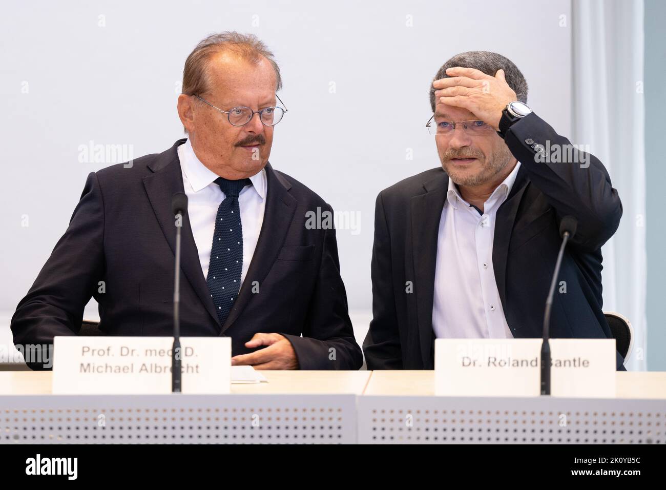 Dresden, Deutschland. 14. September 2022. Michael Albrecht (l.), Ärztlicher Direktor des Universitätsklinikums Carl Gustav Carus Dresden, und Roland Bantle, Landesgeschäftsführer Sachsen der Sana Kliniken AG, nehmen an einer Pressekonferenz des Deutschen Klinikverbandes Teil. Drastisch steigende Energiekosten und Inflation setzen die Krankenhäuser in Sachsen unter wirtschaftlichen Druck. Quelle: Sebastian Kahnert/dpa/Alamy Live News Stockfoto