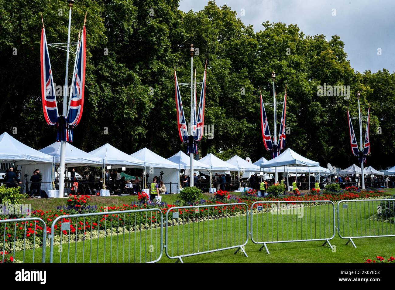 Am Tag nach dem Tod von Königin Elizabeth II., London, Freitag, 9. September 2022, Reihen sich an der Vorderseite des Buckingham Palace Medienzelte an Stockfoto