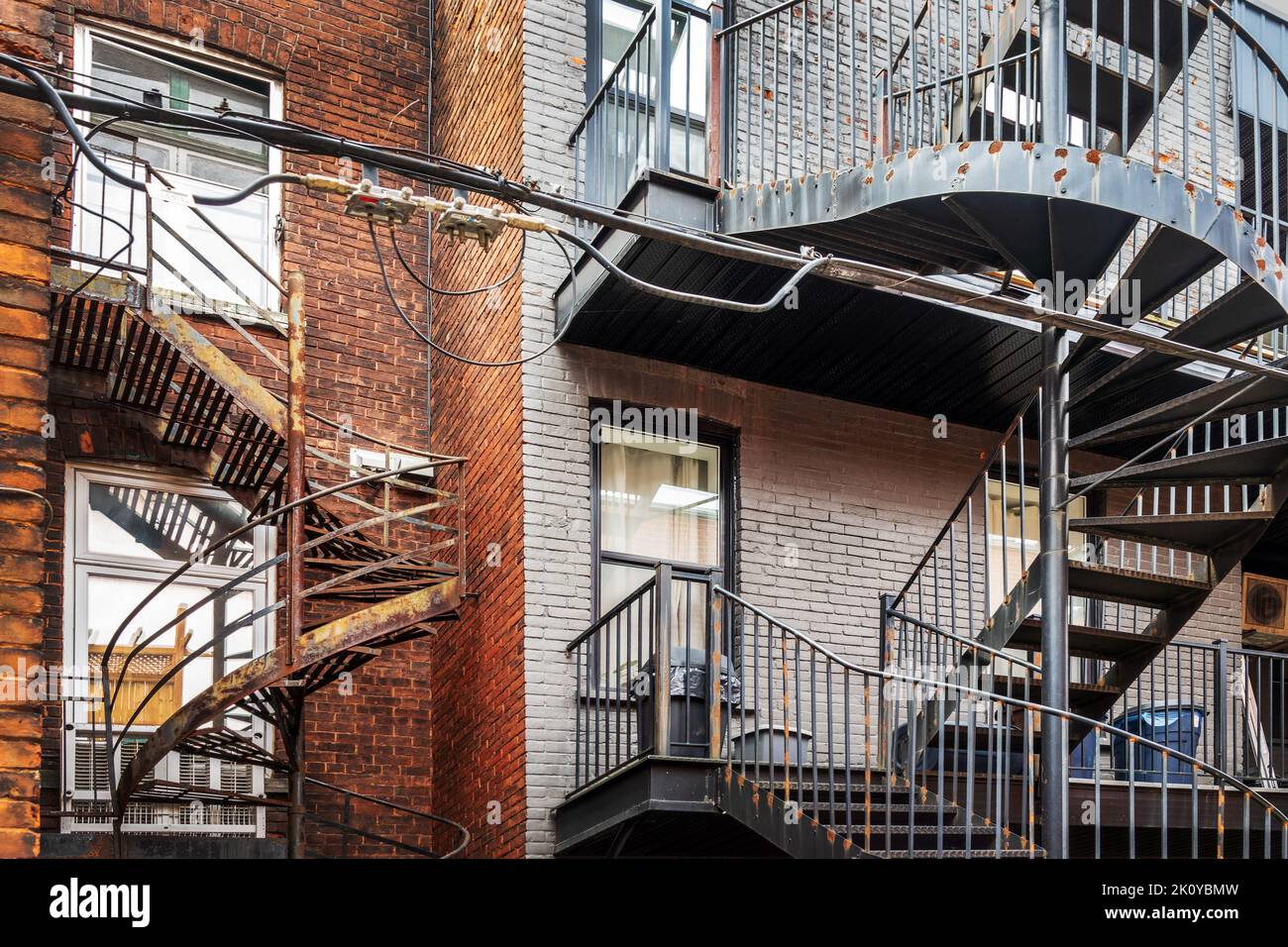 Rostige metallische Außentreppe auf einem Backsteingebäude in Montreal, Kanada Stockfoto