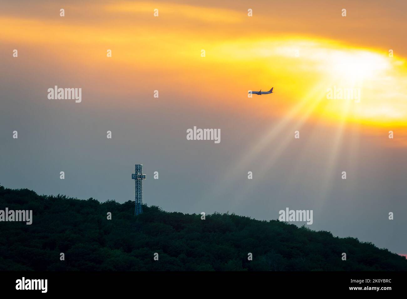 Himmlisches Licht bei Sonnenuntergang auf einem Flugzeug über dem Kreuz des Mont Royal, Montreal, Kanada Stockfoto