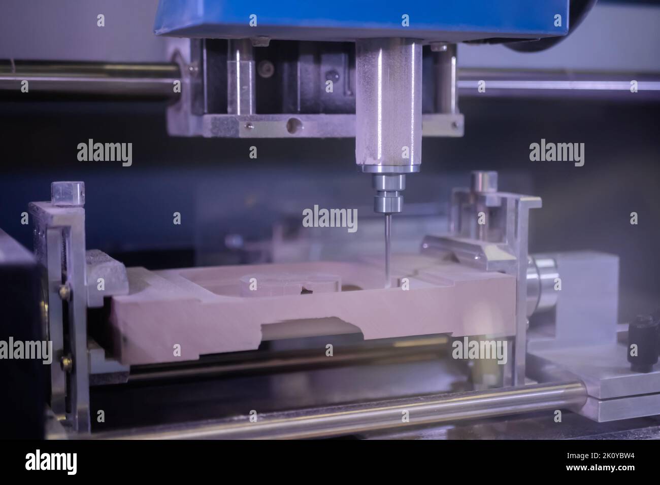 Automatisierte Fräsmaschine Schneiden von Holzwerkstücken aus Zellstoff Stockfoto