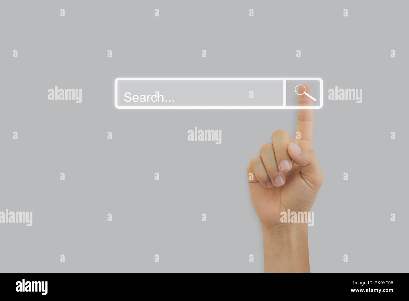Hand berühren Lupe Symbol Suchseite auf Touchscreen mit Kopierplatz. Konzept der Suche Surfen im Internet Daten Information Networking. Stockfoto