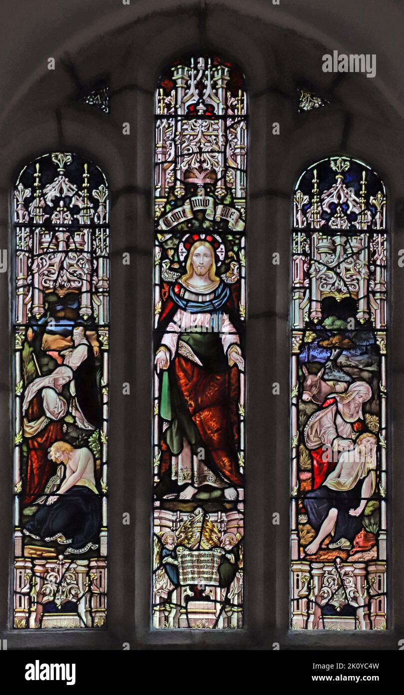 Buntglasfenster von 1901 von Percy Bacon & Brothers, das das Gleichnis vom barmherzigen Samariter darstellt, Kirche St. Wenna, St. Wenn, Cornwall Stockfoto