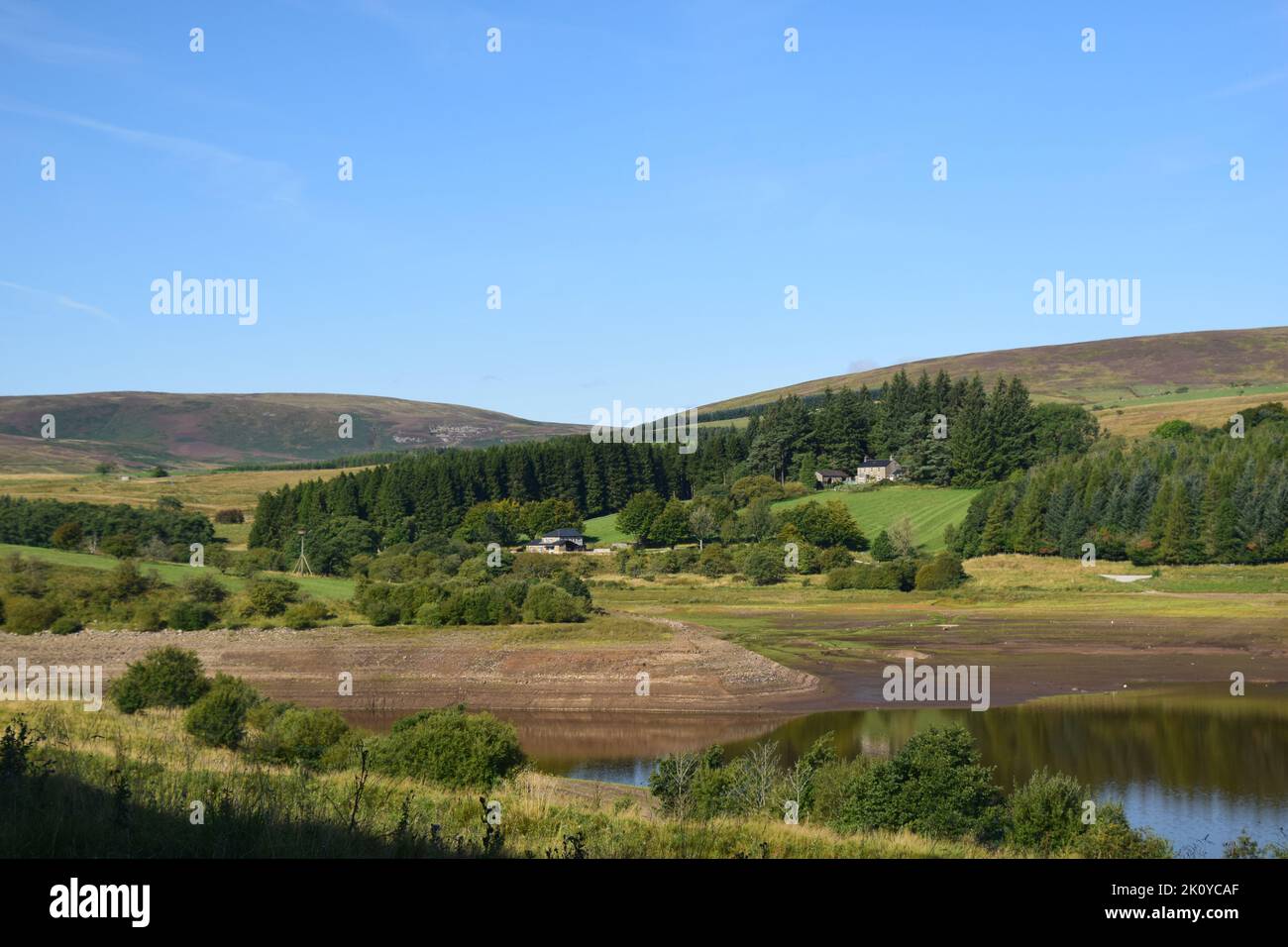 Lagerreservoir in Bowland Lancashire, das Auswirkungen von Trockenheit mit sehr niedrigen Wasserständen zeigt. Stockfoto