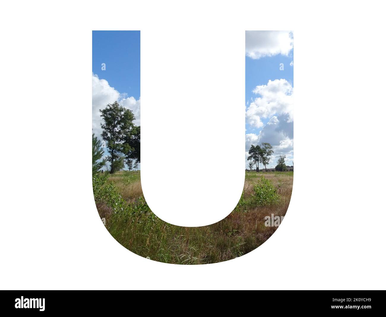 Buchstabe U des Alphabets mit Landschaft mit Wolke, blauem Himmel, Bäumen, Sonne, Gras und Moorland. Mit Farben blau, weiß, grün, rosa und gelb Stockfoto