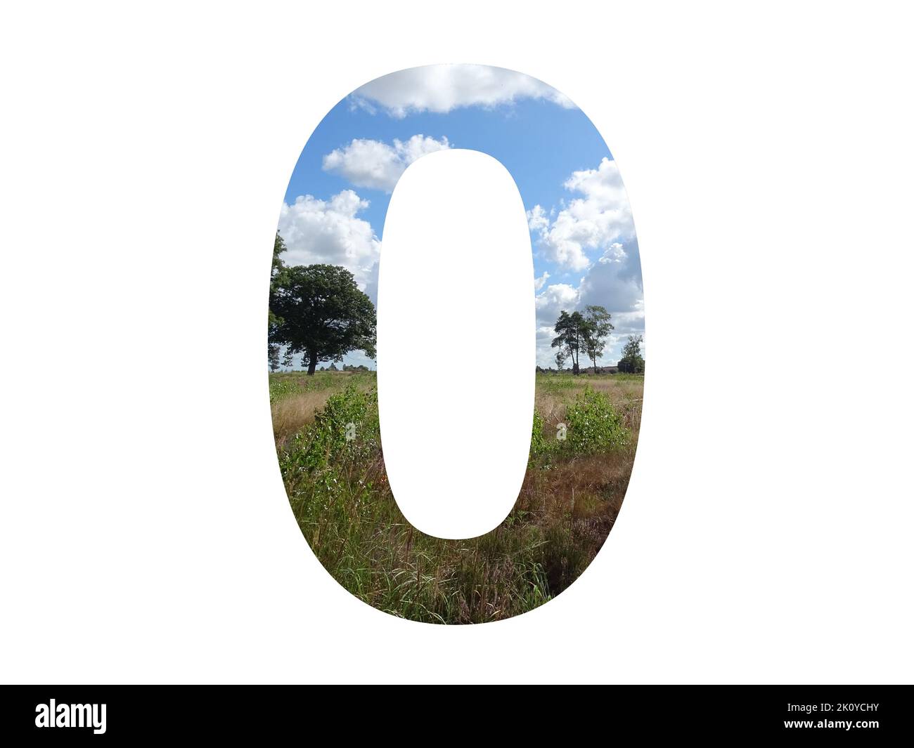 Nummer 0 des Alphabets mit Landschaft mit Wolken, blauem Himmel, Bäumen, Sonne, Gras und Moorland. Mit Farben blau, weiß, grün, rosa und gelb Stockfoto