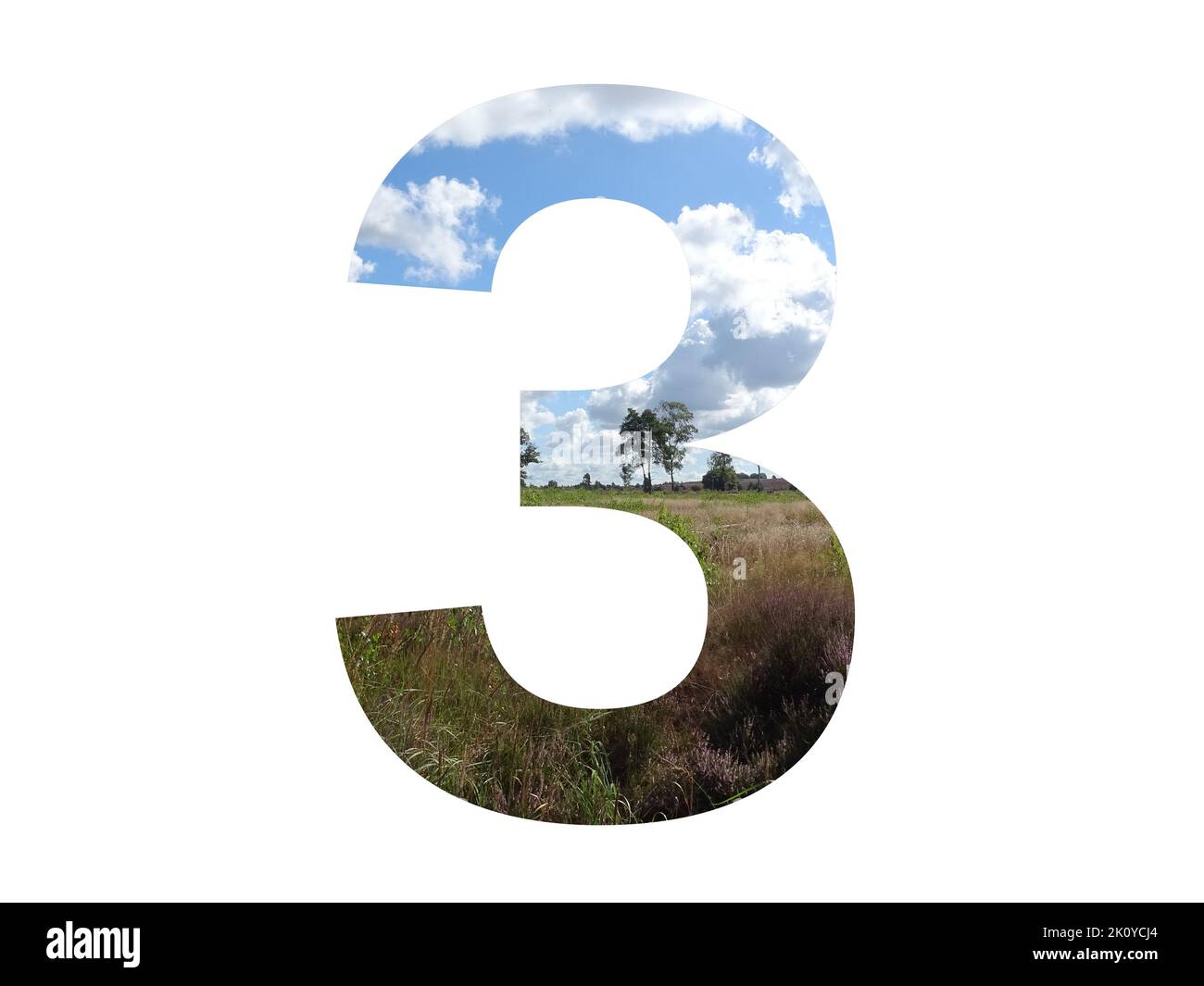 Nummer 3 des Alphabets mit Landschaft mit Wolken, blauem Himmel, Bäumen, Sonne, Gras und Moorland. Mit Farben blau, weiß, grün, rosa und gelb Stockfoto