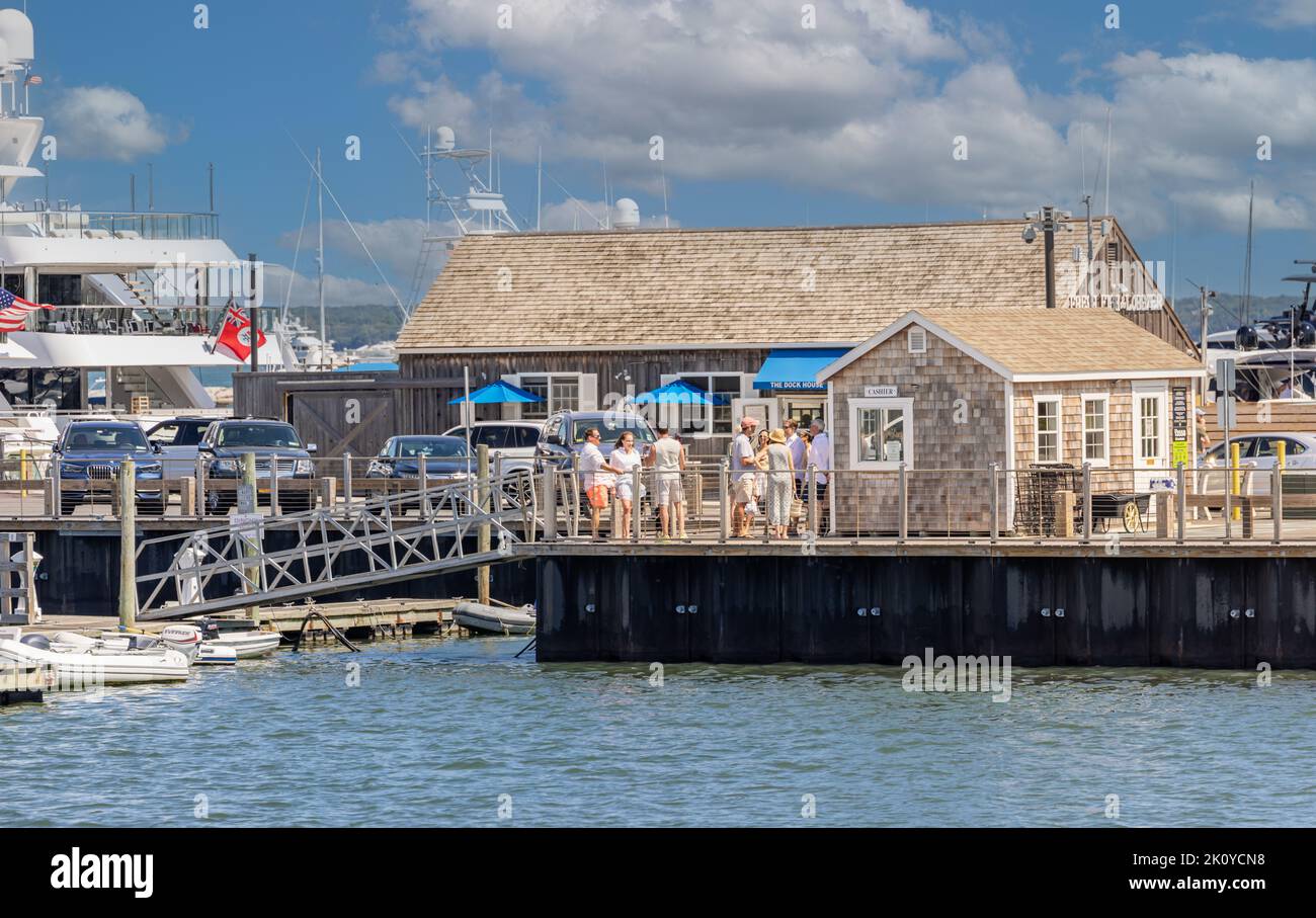 Menschen auf Long Wharf, Sag Harbor, NY Stockfoto