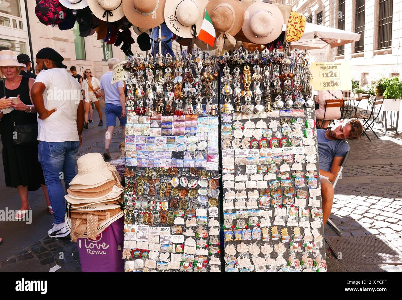 Touristen genießen Shopping in Rom, Italien, am 13 2022. September. Obwohl der Sommer vorbei ist, ist Rom immer noch voll von Touristen, auch dank des schönen Wetters. (Foto von Elisa Gestri/SIPA USA) Stockfoto