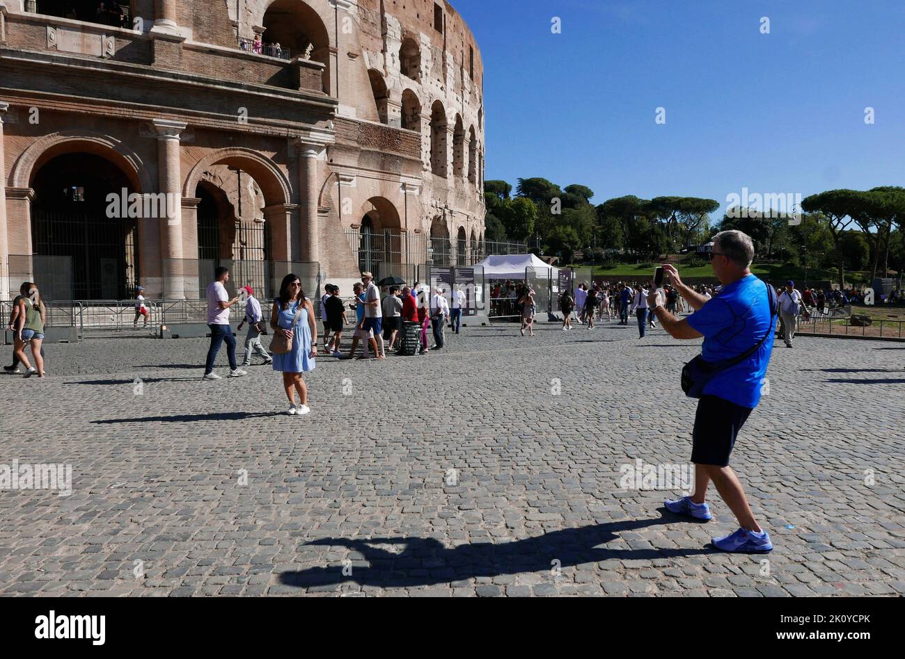 Touristen fotografieren am 13 2022. September im Kolosseum in Rom, Italien. Obwohl der Sommer vorbei ist, ist Rom immer noch voll von Touristen, auch dank des schönen Wetters. (Foto von Elisa Gestri/SIPA USA) Stockfoto