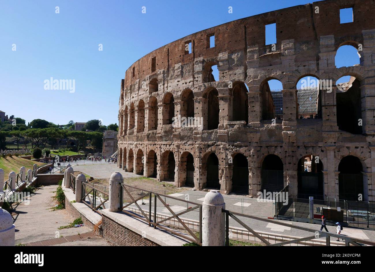 Ein Blick auf das Kolosseum, Rom, Italien, am 13 2022. September. Obwohl der Sommer vorbei ist, ist Rom immer noch voll von Touristen, auch dank des schönen Wetters. (Foto von Elisa Gestri/SIPA USA) Stockfoto