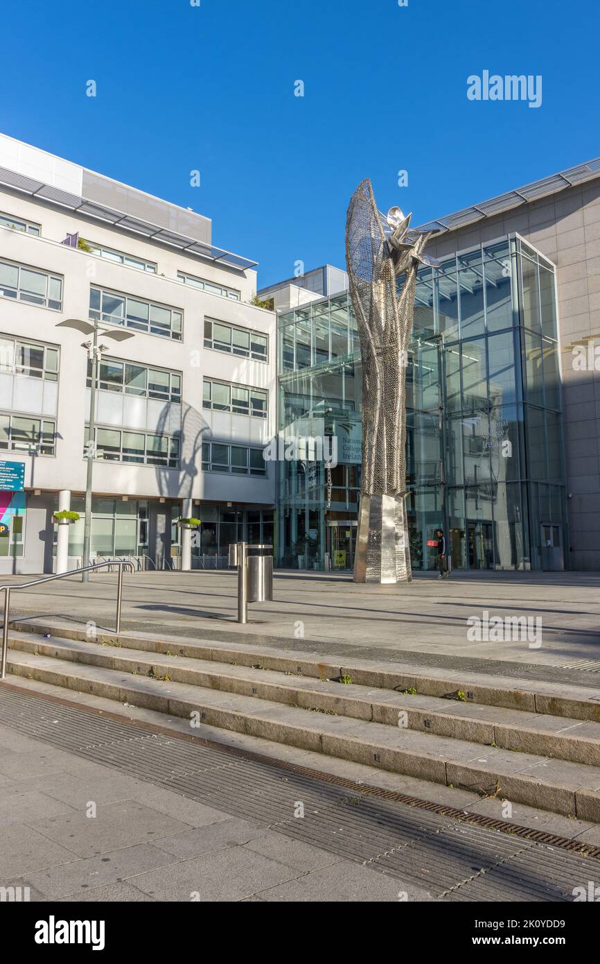 Eine vertikale Aufnahme des Gebäudes des National College of Ireland und des Denkmals, Dublin, Irland. Stockfoto