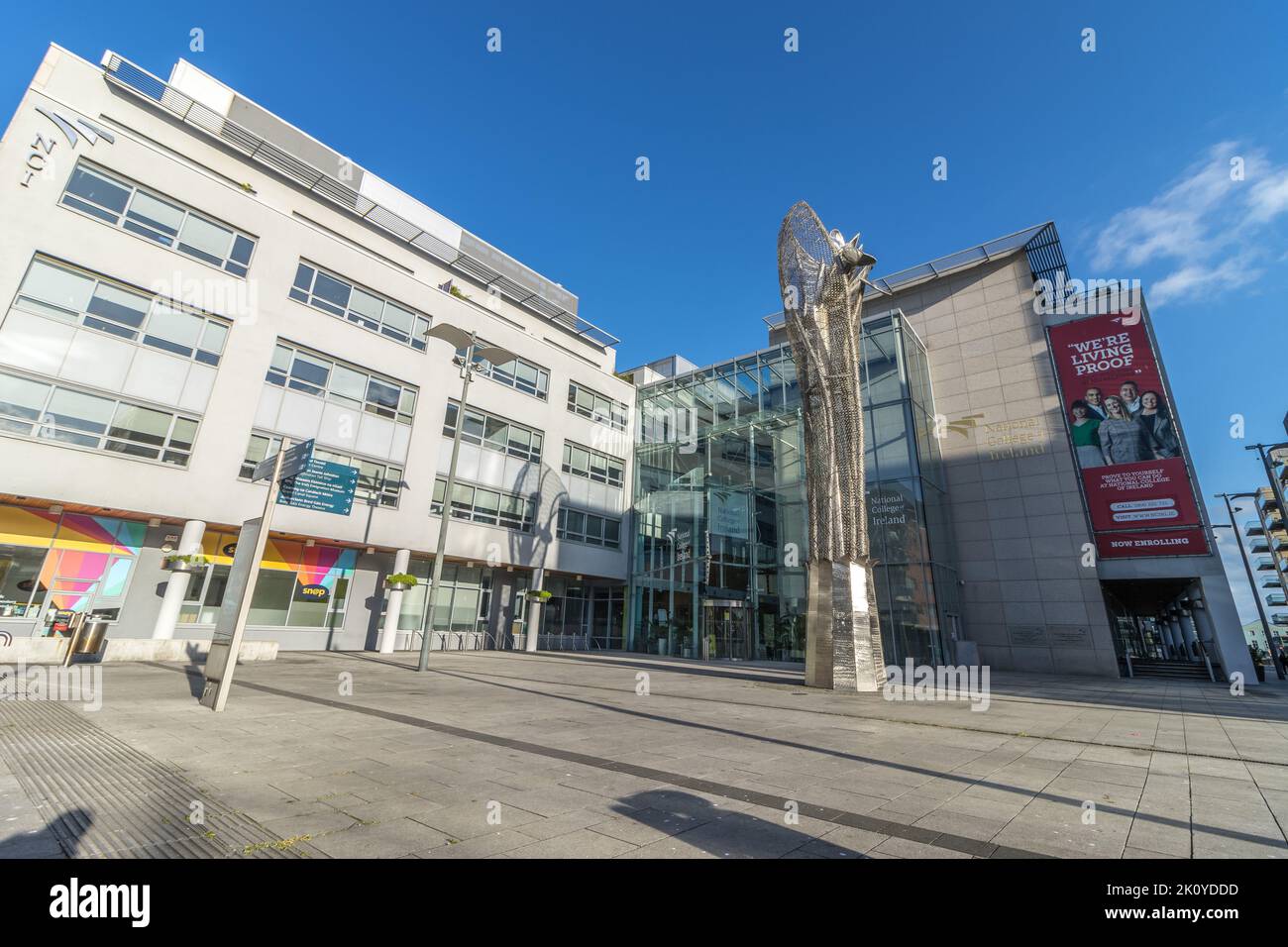 Ein Blick auf das Gebäude des National College of Ireland und das Denkmal, Dublin, Irland. Stockfoto