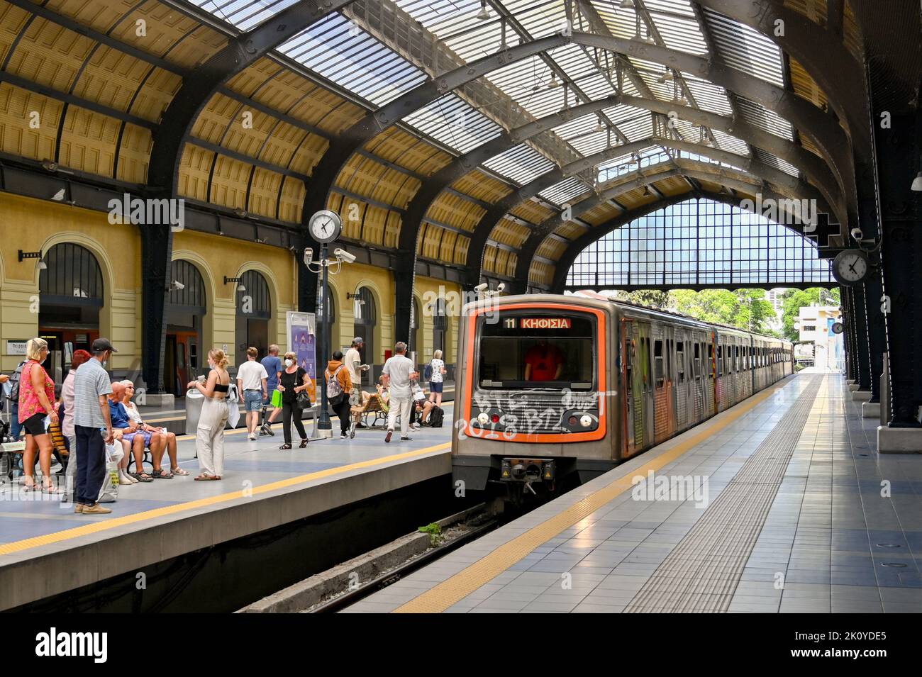 Piräus, Athen, Griechenland - 2022. Mai: Lokales Pendlertraining unter dem Dach des Bahnhofs von Piräus Stockfoto