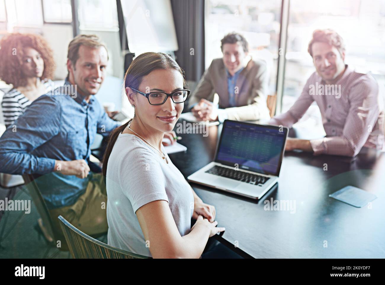 Wir stoßen die Grenzen des Erfolgs an. Porträt einer Gruppe von Bürokollegen, die um einen Sitzungstisch sitzen. Stockfoto