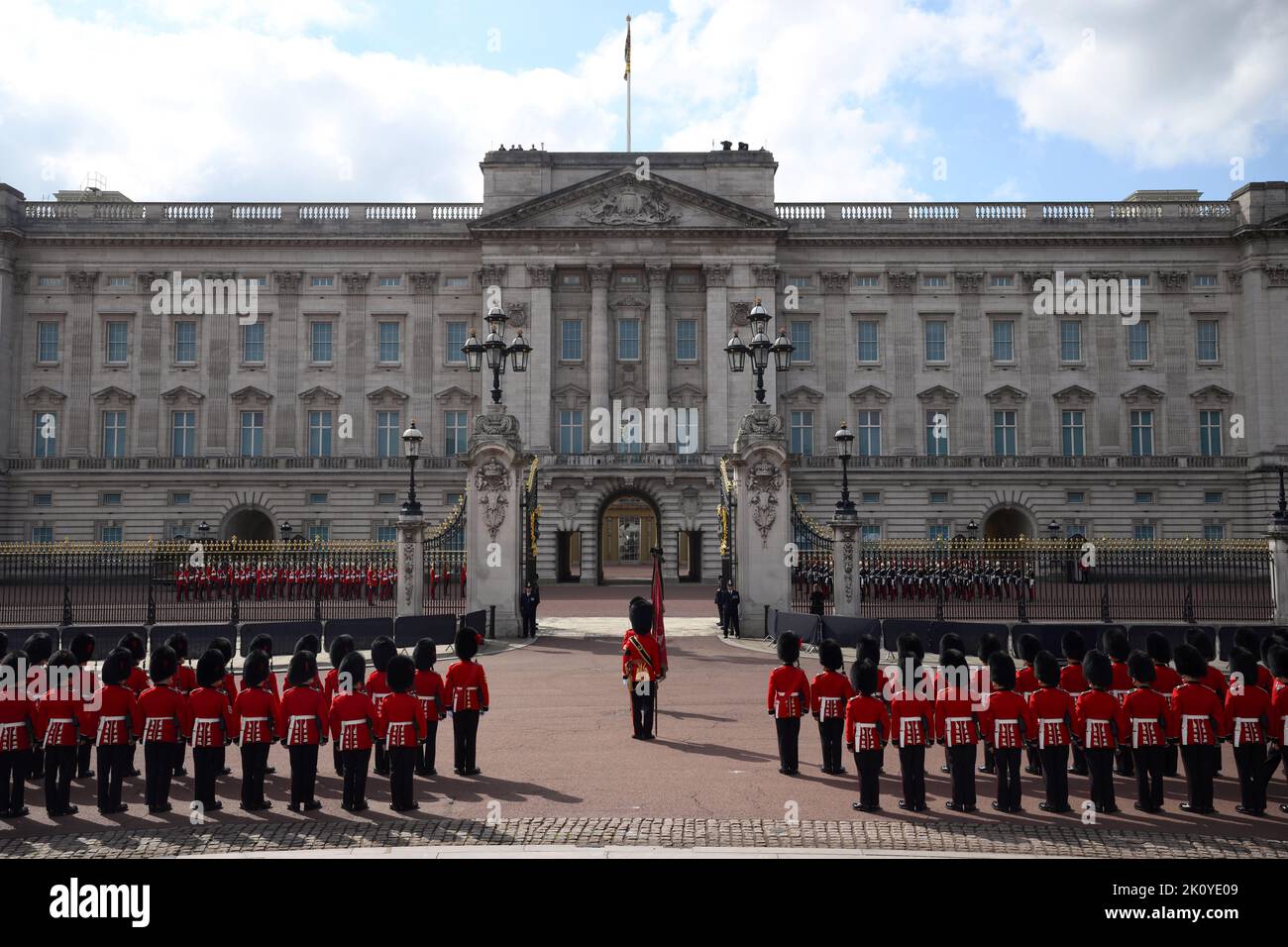 Die Coldstream Guards bereiten sich vor dem Buckingham Palace vor, bevor die feierliche Prozession des Sarges von Königin Elizabeth II. Vom Buckingham Palace zur Westminster Hall, London, stattfand. Bilddatum: Mittwoch, 14. September 2022. Stockfoto