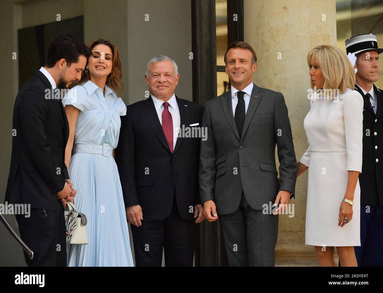 Paris, Frankreich. 14. September 2022. Der französische Präsident Emmanuel Macron und seine Frau Brigitte Macron heißen am 14. September 2022 König Abdullah von Jordanien, Königin Rania und Kronprinz Hussein im Elysée-Palast in Paris, Frankreich, willkommen. Foto von Christian Liewig/ABACAPRESS.COM Quelle: Abaca Press/Alamy Live News Stockfoto