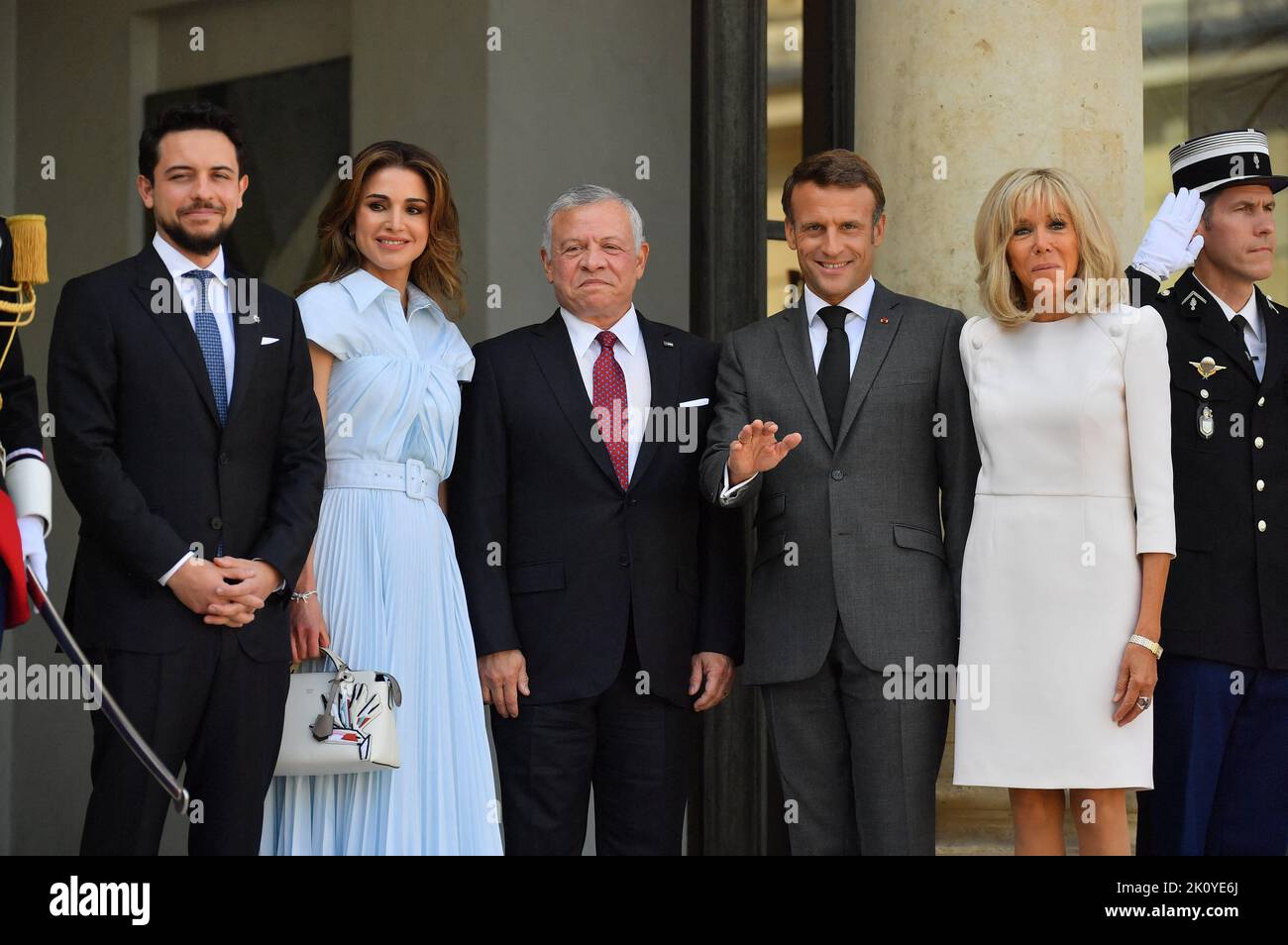 Paris, Frankreich. 14. September 2022. Der französische Präsident Emmanuel Macron und seine Frau Brigitte Macron heißen am 14. September 2022 König Abdullah von Jordanien, Königin Rania und Kronprinz Hussein im Elysée-Palast in Paris, Frankreich, willkommen. Foto von Christian Liewig/ABACAPRESS.COM Quelle: Abaca Press/Alamy Live News Stockfoto