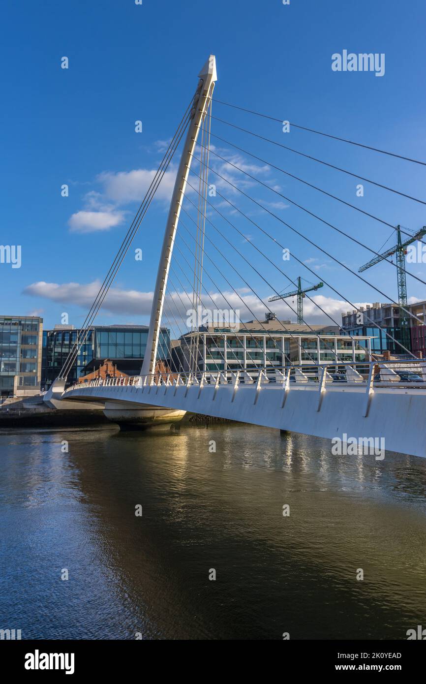 Eine vertikale Aufnahme des Turms und der Drähte der Samuel Beckett Bridge im Docklands Area, Dublin, Irland. Stockfoto