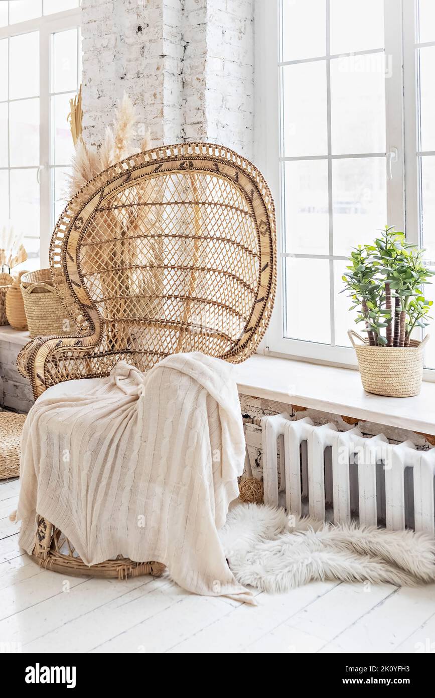 Korbsessel im Zimmer.Boho-Stil Interieur. Stockfoto