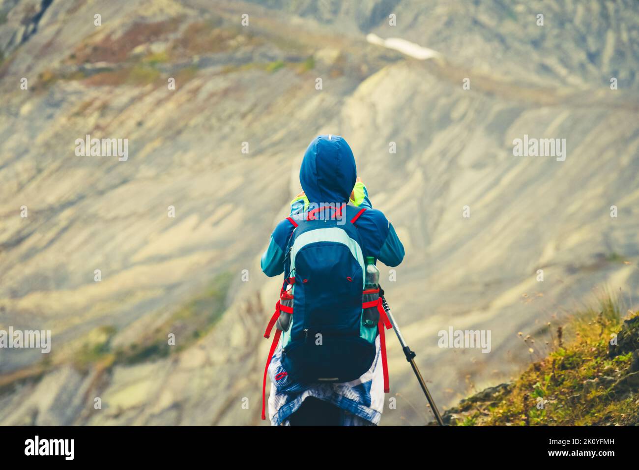 Rückansicht Wanderfrau mit Rucksack am Bergblick Fotografier die Landschaft in Racha, georgische Region Stockfoto