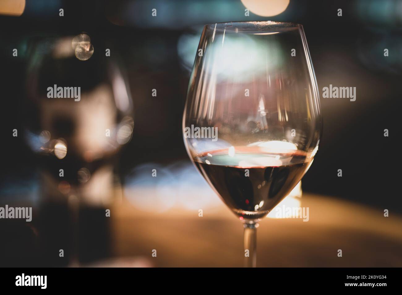 Weinglas und Weinflasche auf der Tischplatte Stockfoto