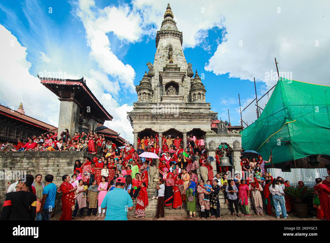Bhaktapur, Bagmati, Nepal. 14. September 2022. Am Mittwoch drängte sich die Menge auf den Bhaktapur Durbar Platz, um Pulukisi (letzter Tag von Indra Jatra) zu beobachten. Pulukisi, die mythische Überführung von lord Indra, gott des Regens, wird am letzten einwöchigen Indra-Jatra-Festival durch die antike Stadt Bhaktapur geführt. Indra, der gott des Regens, wird bei diesem Fest in erster Linie von den Newar-Gemeinden nach Hinduismus und Buddhismus gefeiert. Neben dem Kathmandu-Tal feiern auch Kavre und der Dolakha-Distrikt des Landes dieses Fest mit Eifer. Kredit: ZUMA Press, Inc./Alamy Live Nachrichten Stockfoto