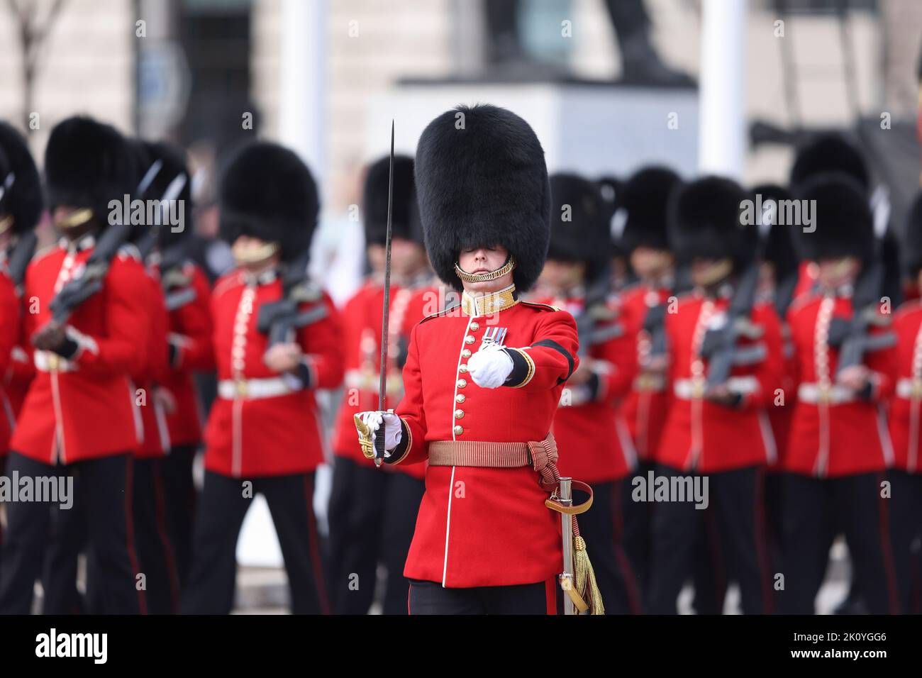 Coldstream Guards sind in der Nähe des Buckingham Palace vor der Prozession des Sarges von Königin Elizabeth II. Vom Buckingham Palace zur Westminster Hall in London zu sehen. Bilddatum: Mittwoch, 14. September 2022. Stockfoto